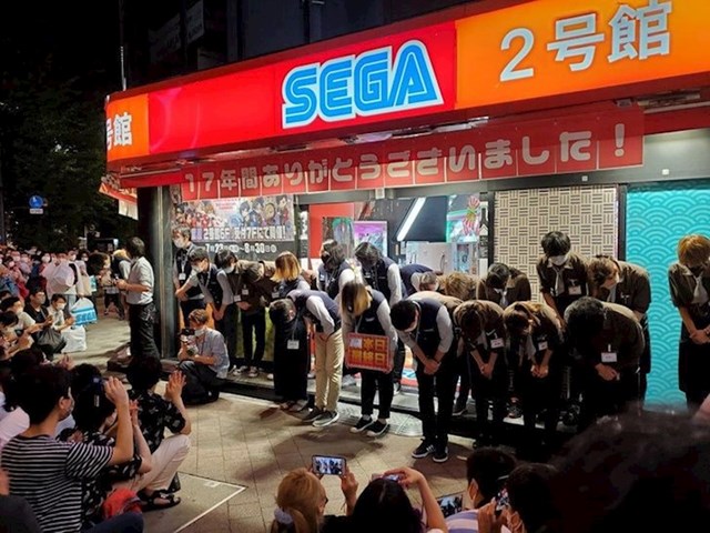Zaposlenici zahvaljuju vjernim kupcima nakon zatvaranja druge trgovine SEGA u Akihabari nakon 17 godina