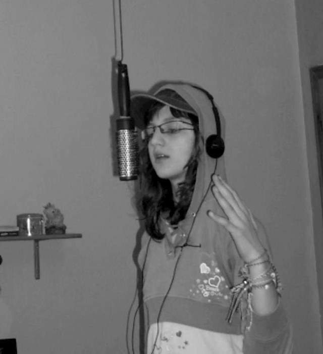 Ovo sam ja u Eminem fazi, da to četka visi, i sve moje fotke iz tog doba su crno bijele jer mi je to bilo fora