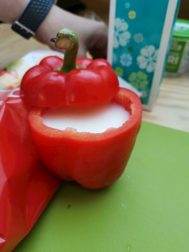 Mlijeko za kavu posluženo u paprici