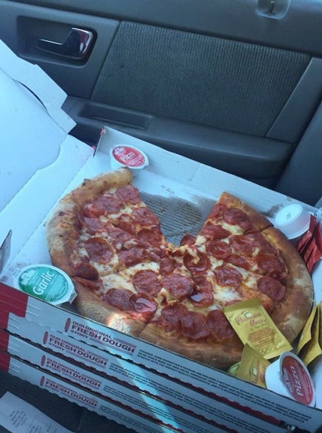 OStavio sam prozor otvoreni, vratio se do auta i vidio da jedna kriška pizze nedostaje
