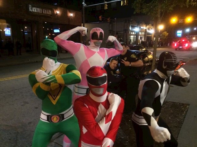 Prijatelji su se obukli u Power Rangere i namjestili se za fotku, tek poslije smo primjetili da i policajci poziraju
