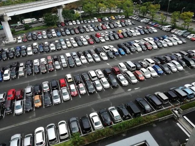 Uobičajeni način parkinga u Japanu je - u rikverc. Tako je sigurnije izaći s parkinga i događa se manje nesreća