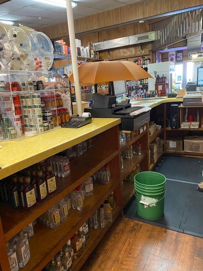 Smrdljiva tekućina već danima curi sa stropa točno na mjesto gdje naplaćujem. Ovo je rješenje koje je smislio moj šef