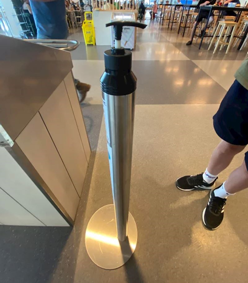 Veliki dispenzer za dezinfekciju u IKEA-i