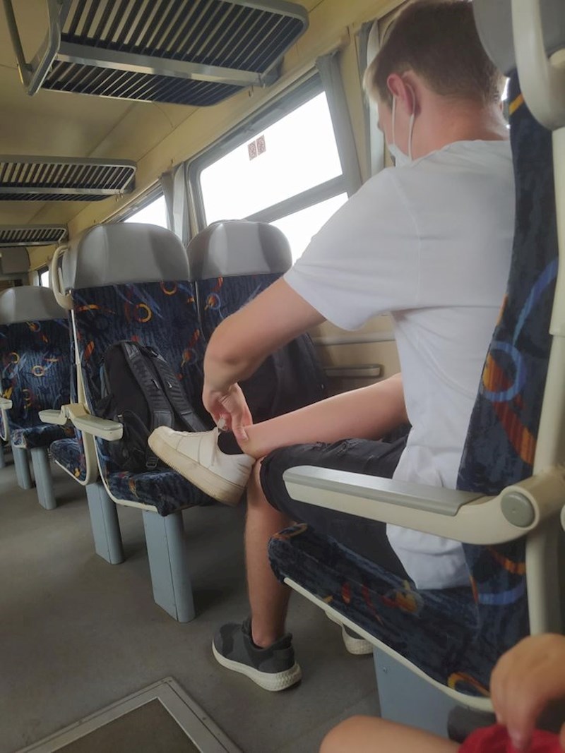 Izgleda kao da ima dvije različite tenisice, ali pogledajte malo bolje