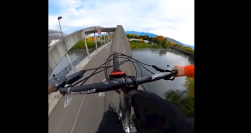 Hrabrost ili ludost? Pogledajte kako tip biciklira po vrhu mosta