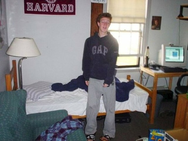 Mark Zuckerberg u svojoj sobi na Harvardu 2002. godine