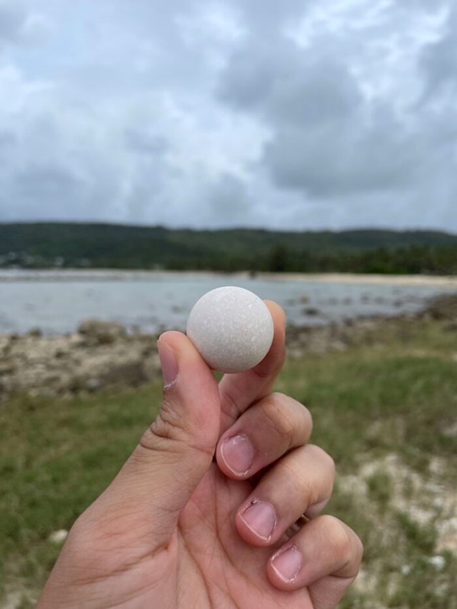 Savršeno okrugli kamen pronađen na plaži