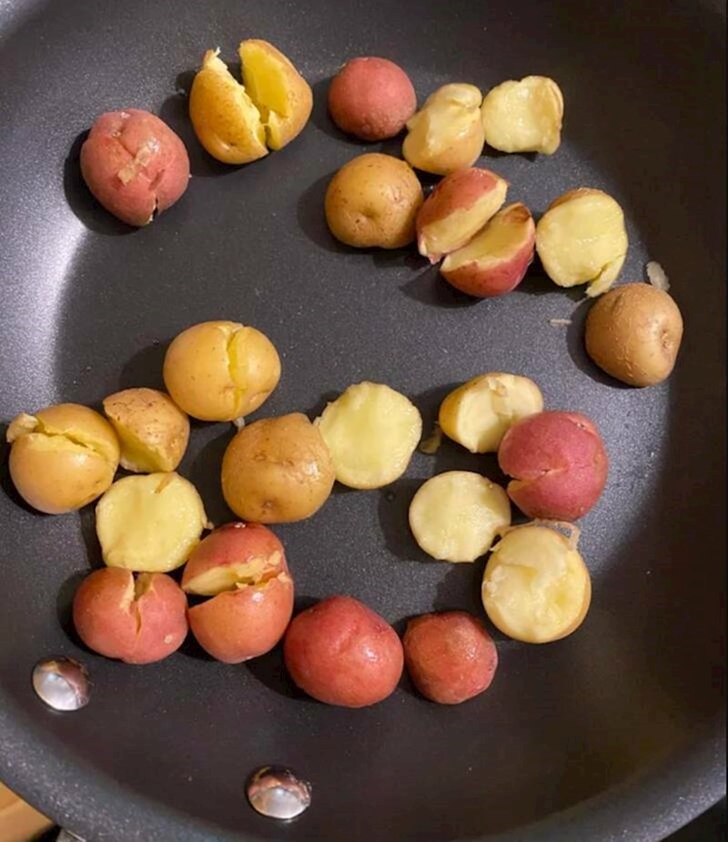 Zamolila sam muža da prepolovi krumpire. To su tragovi zuba što vidite