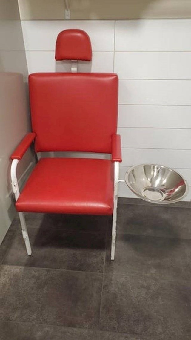 Čemu služi ova stolica WC-u na mom poslu?
