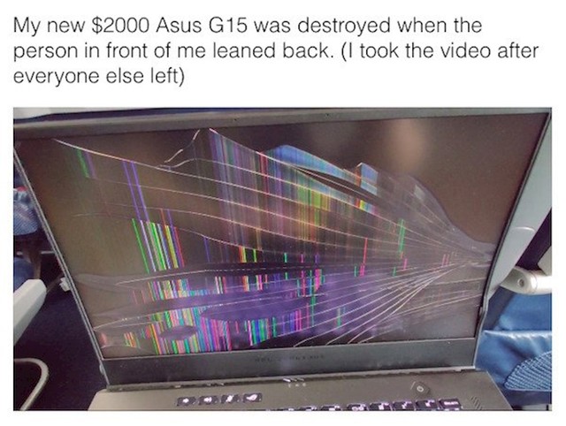 Novi laptop potpuno uništen kad je osoba ispred mene spustila sjedalo do kraja