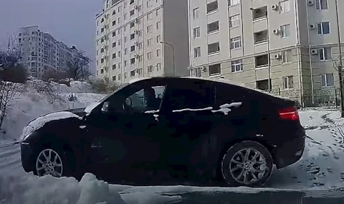 Morate vidjeti savršenu reakciju ovog vozača dok auto na zaleđenoj cesti ide ravno na njega