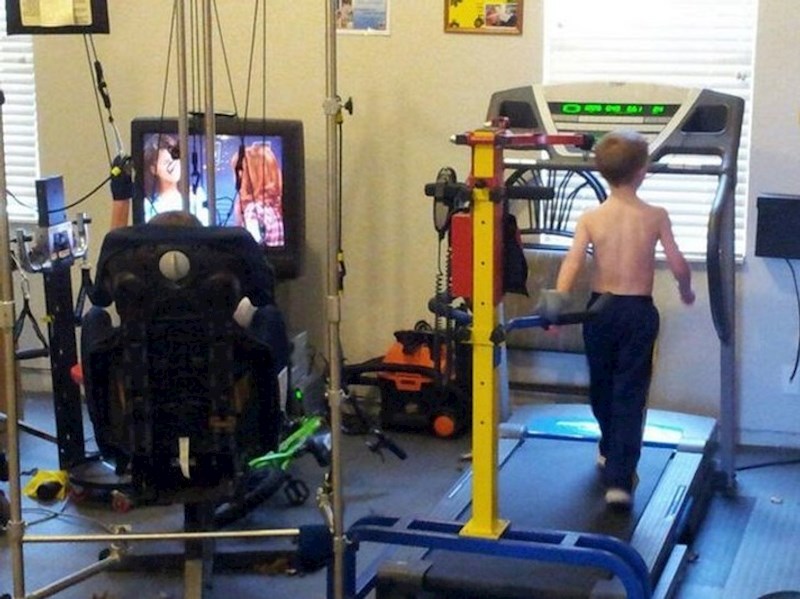 “Kad god je moj stariji sin u svom Quadriciseru (posebnom terapeutskom stroju), njegov mlađi brat je uz njega i hoda na traci za trčanje.”