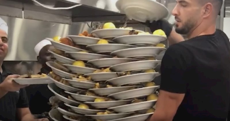 Ovi ljudi su definitivno zaslužili doktorat iz konobarenja. Pogledajte majstore na djelu