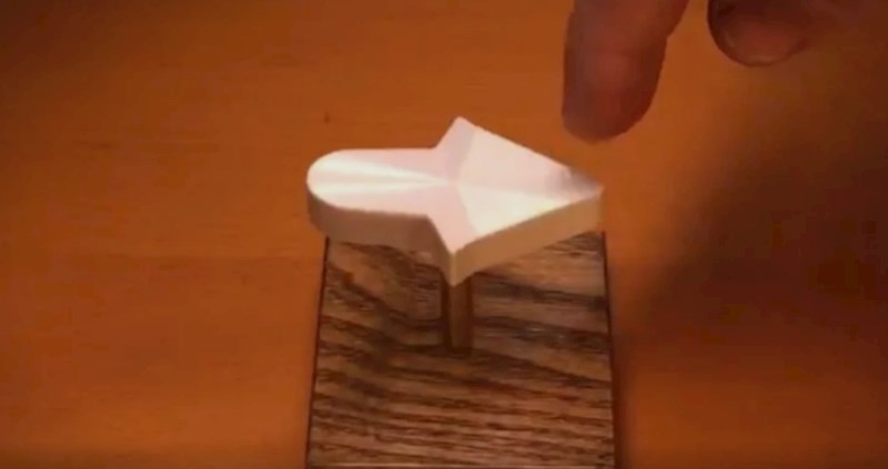 Ova strelica, kako god je okrenuli, pokazuje desno. Pogledajte najbolje iluzije japanskog majstora