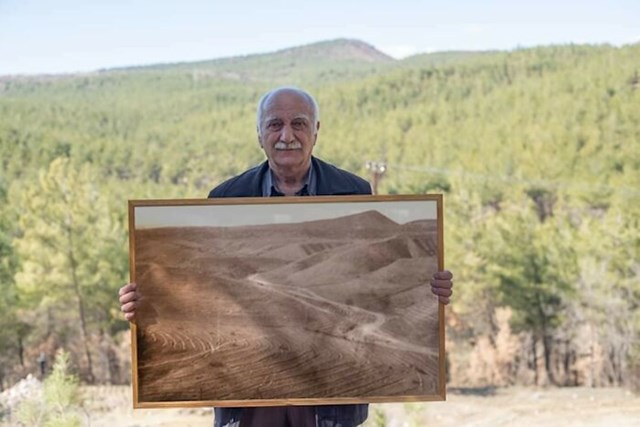 Čovjek iz Turske drži sliku iz 1980. kad je počeo pošumljavati ovaj kraj