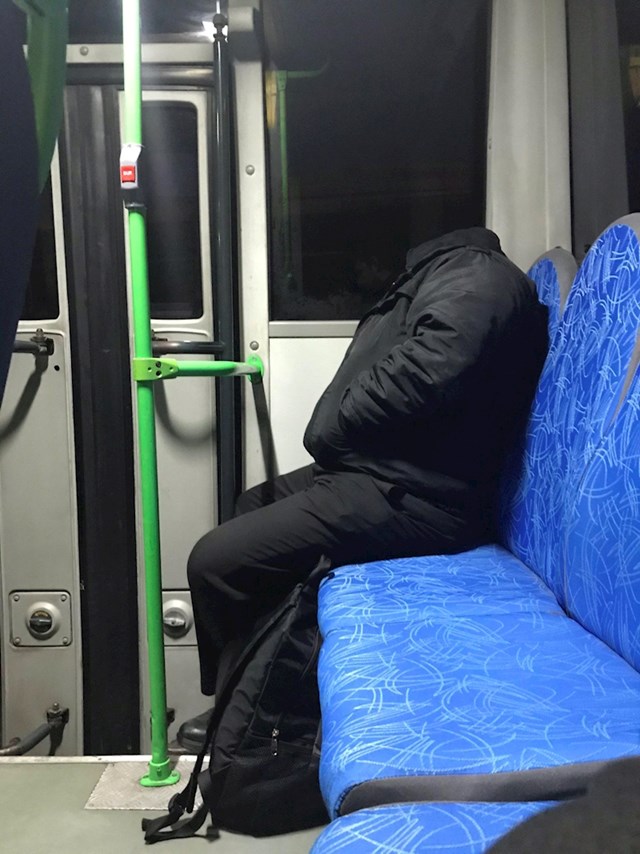 Tip bez glave u autobusu