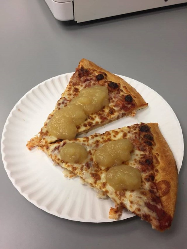 Moj šef stavlja umak od jabuke na pizzu, preklopi ih i jede kao sendvič