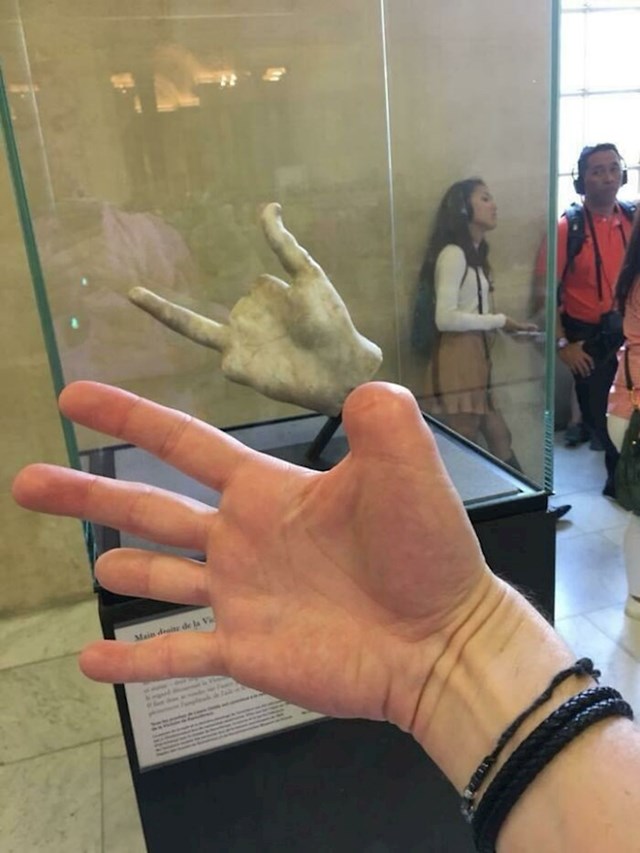 U muzeju je našao ruku koja je suprotna njegovoj