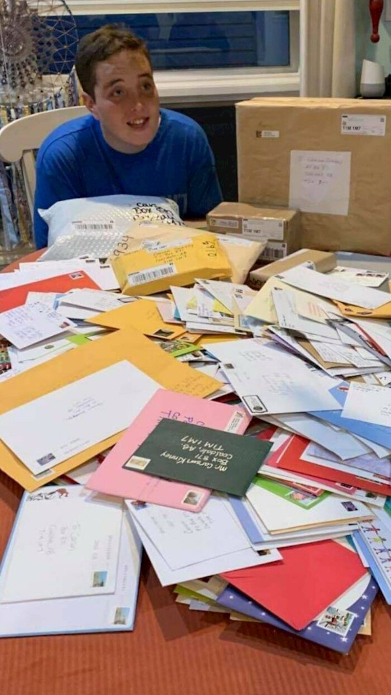 Na Facebooku sam napisao molbu da netko pošalje pismo mom devetnaestogodišnjem sinu ima autizam i obožava pješačiti do pošte. Dobio je 3200 pisama punih pozitivnih i ohrabrujućih poruka