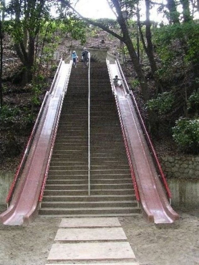 Stepenice na kojima možete odabrati način silaska, dosadni način silaska ili zabavni način spuštanjem tobooganom