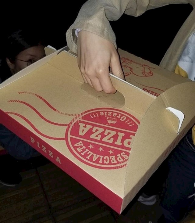 Kutije za pizze u Japanu imaju dršku na sredini da se drže ravno