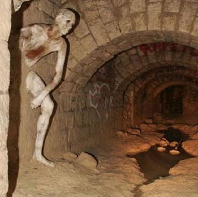 Scena iz pariških katakombi