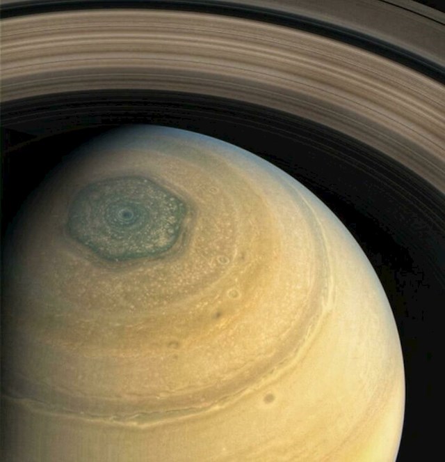 Saturnov pol je heksagon