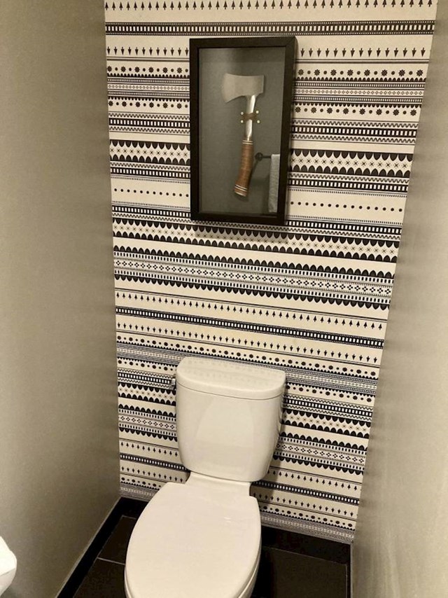 U WC-u hotela nalazi se sjekira. Zašto? Nitko ne zna, čak ni zaposlenici