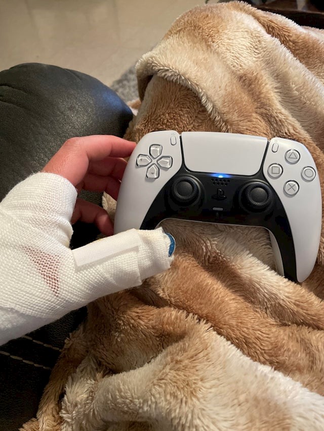 Slomio je prst na dan kad mu je stigao ps5