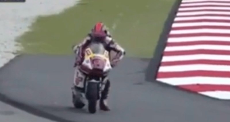 Tip je pao s motocikla, vratio se na stazu, a morate vidjeti što se onda dogodilo