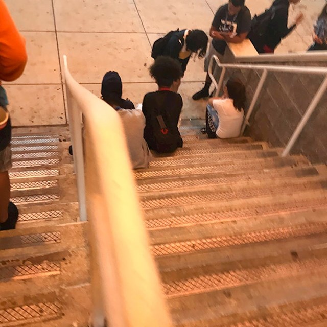 Ljudi koji blokiraju stepenice