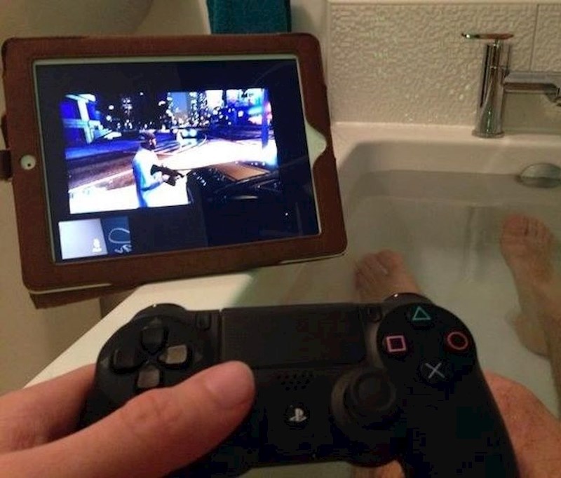 Ovaj genijalac je facetimeao svoj PS kako bi mogao igrati iz kade