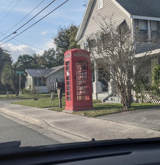 Stare britasnke telefonske govornice usred Floride