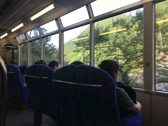 Vlakovi u Japanu imaju mjesta okrenuta prema prozorima