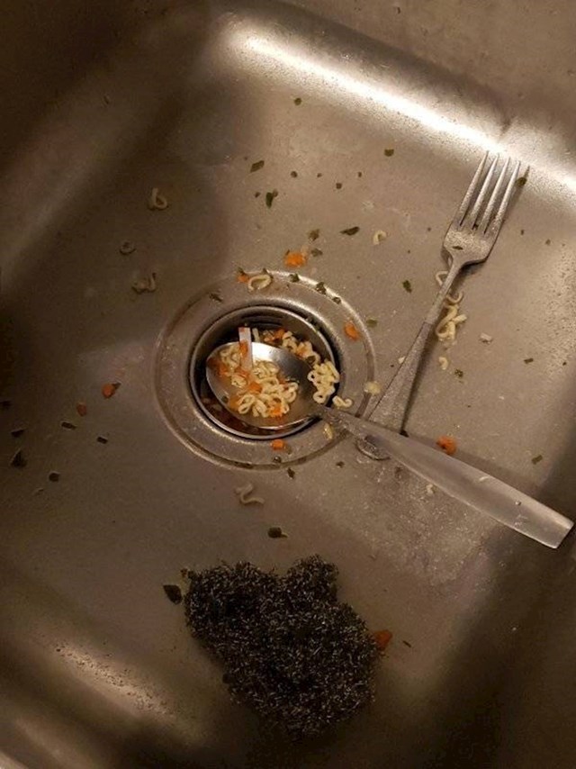Moj brat nakon što završi s juhom ostatke samo istrese u sudoper i smatra to sređenim