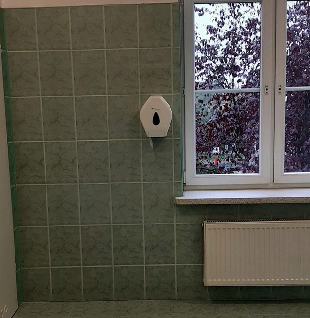 U školi imaju samo jedan toaletni papir, moraš uzeti koliko misliš da ti treba i onda ić u kabinu