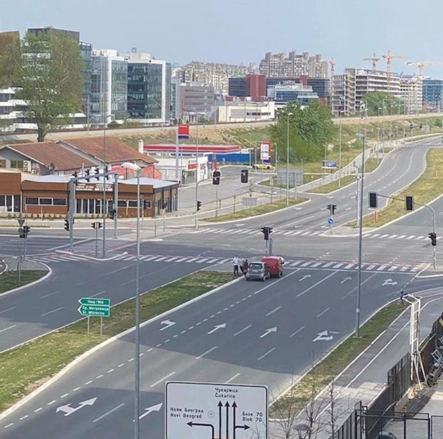 Snimka usred lockdowna u Beogradu. Doslovno 2 auta na cesti i uspjeli su se sudariti