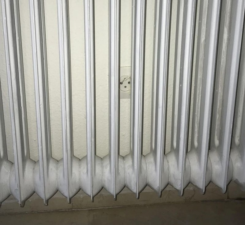 8. Trebalo mi je pola sata da nađem utičnicu za napuniti mobitel, i tako sam ostao s praznim mobitelom