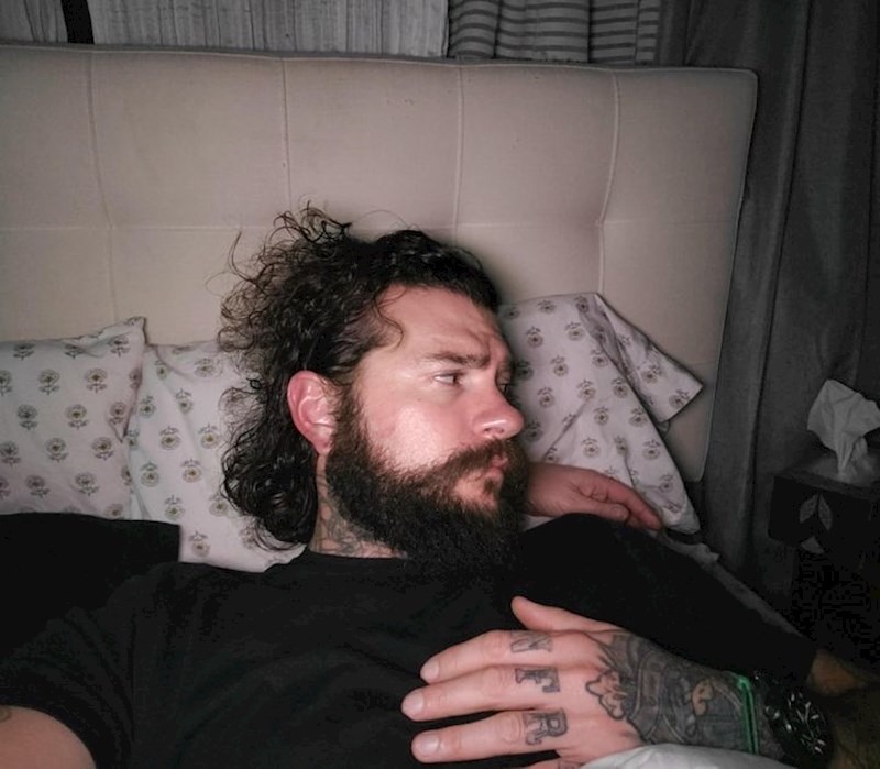 Izgleda kao da mu raste ruka iz uha