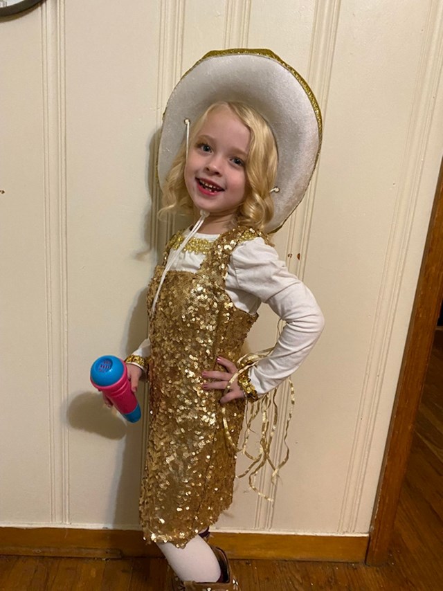 Moja kćer je inzistirala da u maškarama bude Dolly Parton