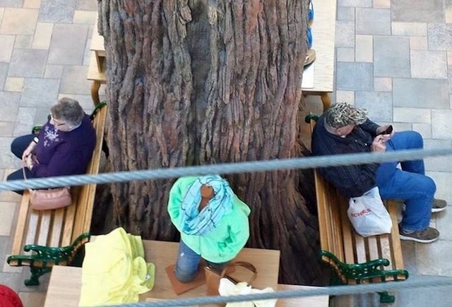 Moji baka i djed čekaju jedno drugo u shopping centru