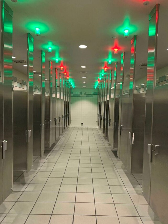 WC na ovom aerodromu ima svjetla koja označavaju koja je kabina slobodna