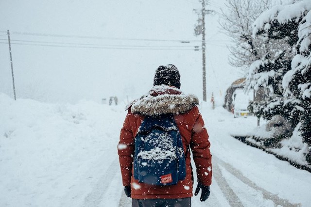 Hladnoća. Prije sam uživala ušukana pod dekom, u toplom domu gledati snijeg s prozora... Sada samo razmišljam o računu za struju i tko će čistiti snijeg pred kućom