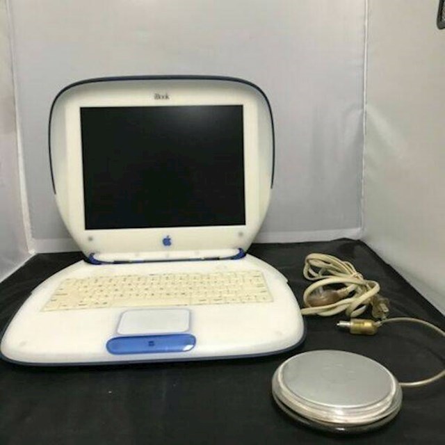 Apple laptop 2002.