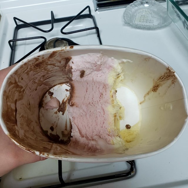 Ovako moja žena jede sladoled. Slučajno kaže