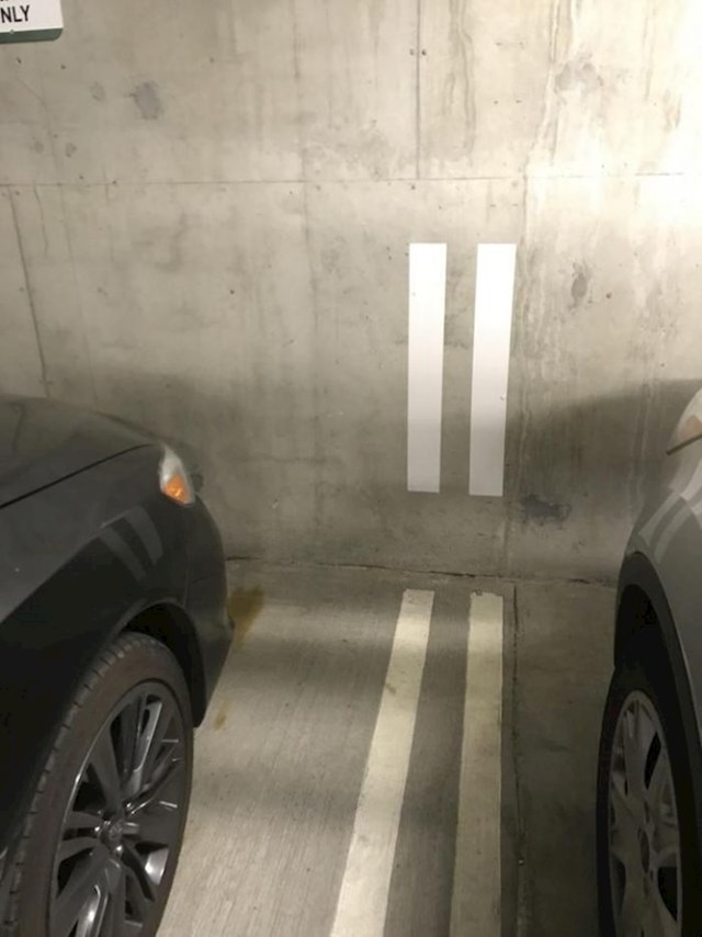 Oznaka za parking koja nacrtana i na zidu kako bi lakše mogli parkirati