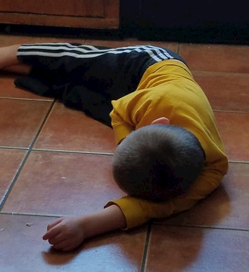 Sat vremena tu leži i ne razgovara s nama jer mu nismo dali više sira