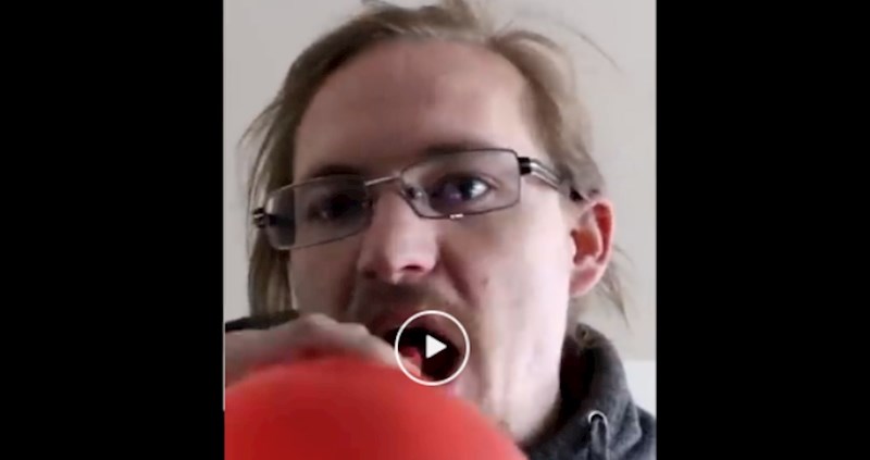 Tip je udahnuo najgušći ne-otrovni plin na svijetu. Morate mu čuti glas nakon toga