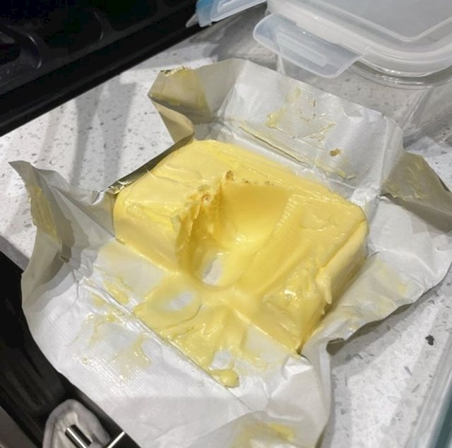 Cimer žlicom vadi maslac